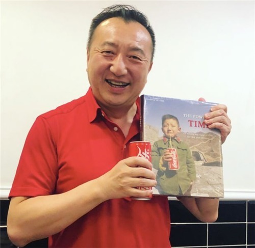 詹姆斯|40年前,在长城上第一个喝可乐的中国男孩,现如今怎样了