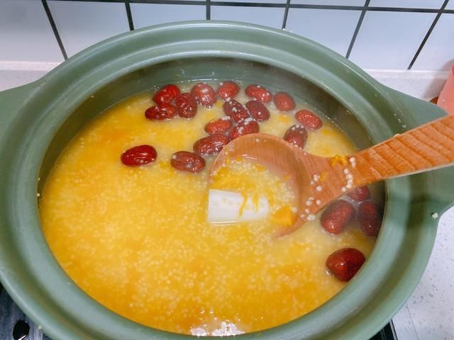 冬天煮小米粥多加3种食材,健脾养胃,香浓粘稠,小朋友都抢着喝
