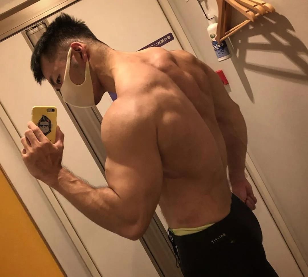 淡定|181cm日本肌肉壮男走红,每天深蹲练出大粗腿,网友不淡定了