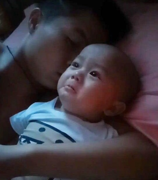 爸爸|爸爸哄宝宝睡觉,妈妈不放心回去查看,推门一看妈妈直接过去一脚