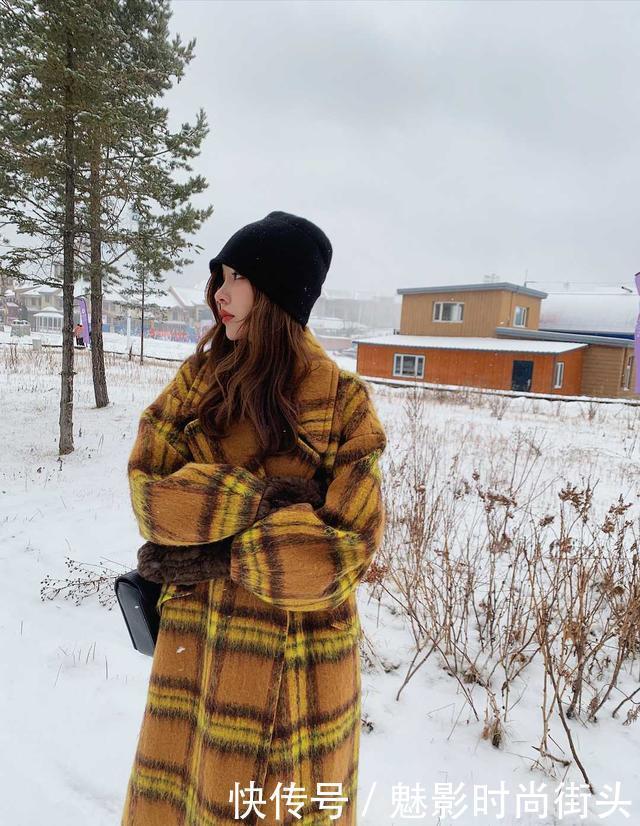 大衣是秋冬出行的常备品,尽量选择亮眼的颜色,能够完美吸睛