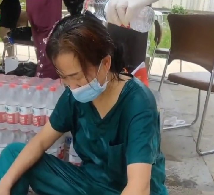 浇头|心疼！核酸检测医生坚持工作被热晕，让志愿者用水浇头保持清醒！