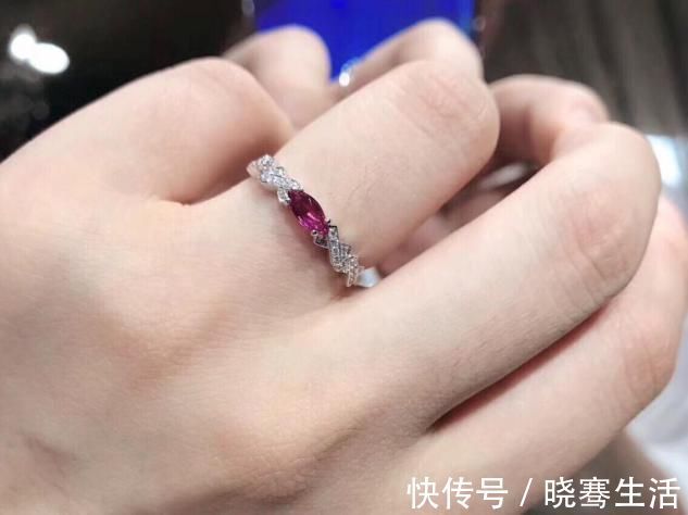 蓝宝石@为什么女人都爱彩宝首饰?除了价格高,和铂金的结合更是锦上添花