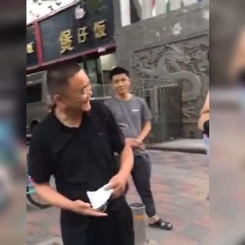 爷爷奶奶|爸爸带娃偷偷来看爷爷,看到爷爷的反应后,网友:真的是好宠溺啊