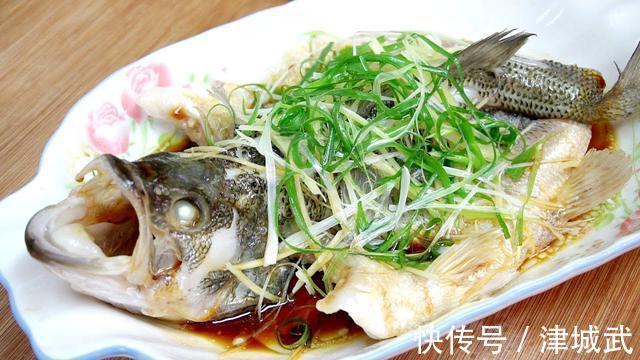 这才是清蒸鲈鱼的正确做法，熟记这个窍门，吃起来肉质鲜嫩无腥味