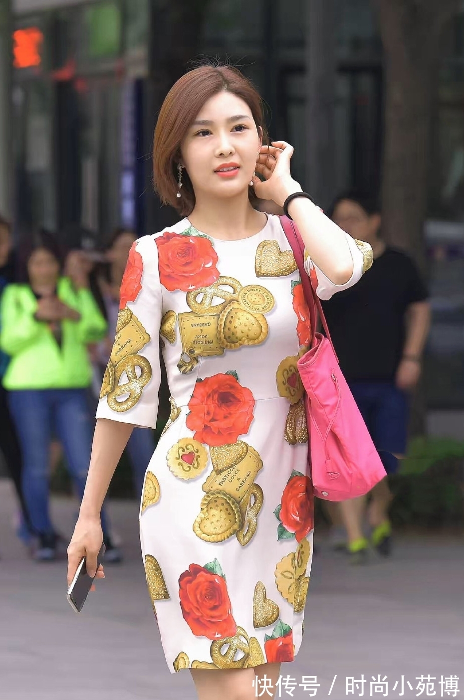 凸显 白色印花连衣裙搭配高跟凉鞋,一头齐肩短发凸显精致干练的气息