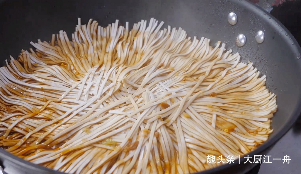 面条不要水煮，换种新吃法，比水煮好吃比炒简单，一周吃6次不多