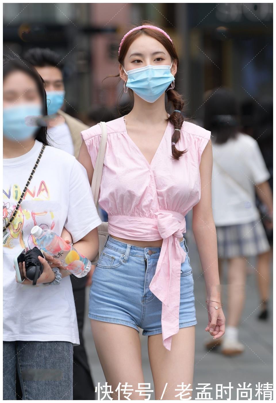 搭配|街拍:粉色的无袖上衣搭牛仔短裤,配上甜美减龄的马尾辫,尽显清新可人