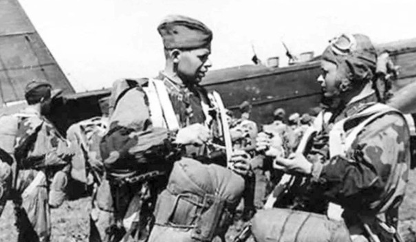 二战|二战最强“装死”兵，跳伞被挂教堂保住一命，这一挂就是76年