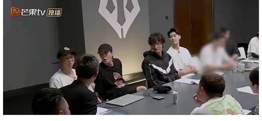 暴走的马赛克！《哥哥》连夜给李云迪打码，从毫无痕迹到逐渐暴躁…