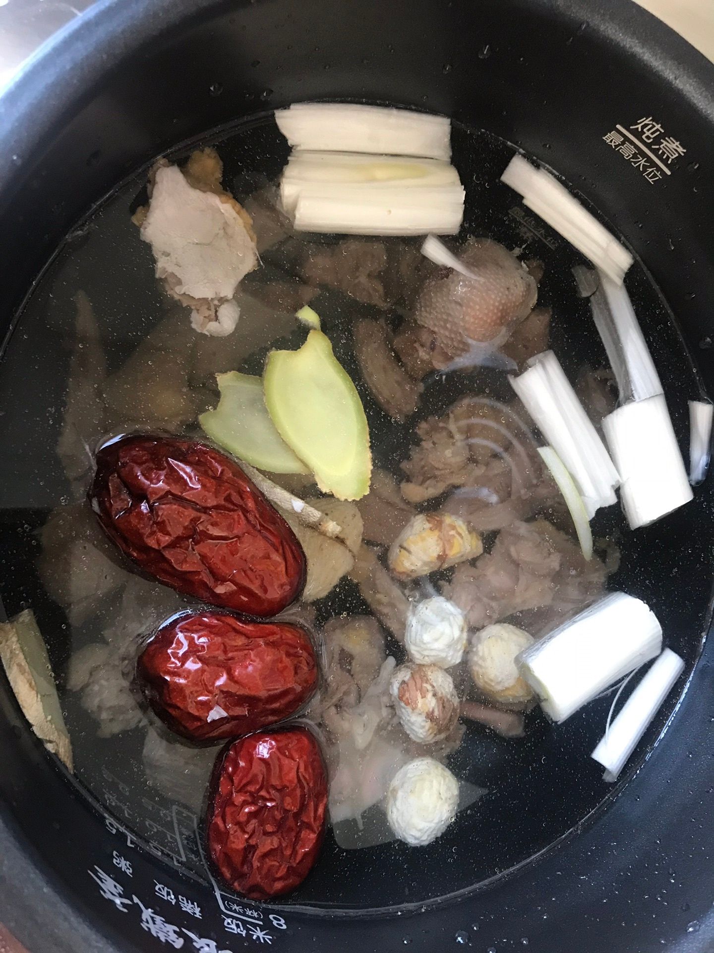 滋补营养,鸽子山药慢炖汤,鲜美可口,一碗下去全身暖暖的