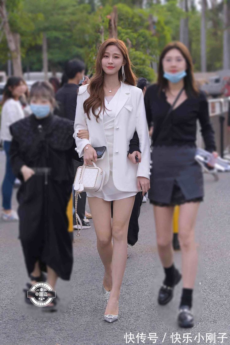 连衣裙 一条显气质的连衣裙秀出自己的好身段,整体起来更柔和,气质非凡