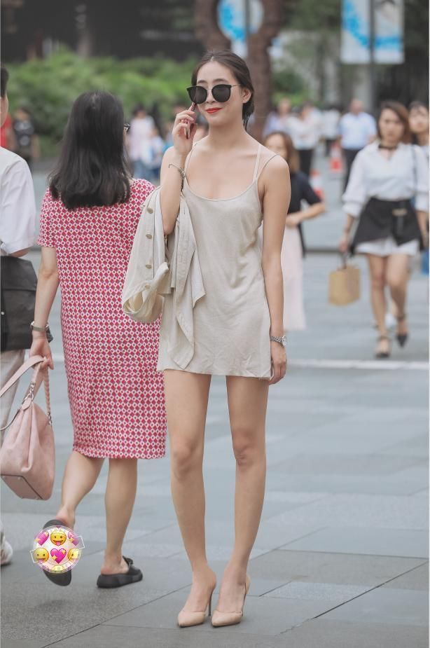 说真的,如果没有风情万种的气质,谁敢穿这样的裙子