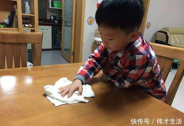 走红|“迷糊宝宝”擦脚走红,两只脚擦半小时也没干,网友:耐心一百分