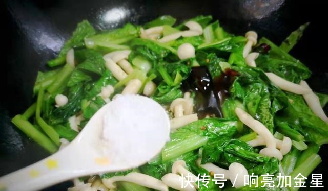 孩子|这两样素菜一起炒，不放肉也很鲜，入秋后多给孩子吃，简单又营养！
