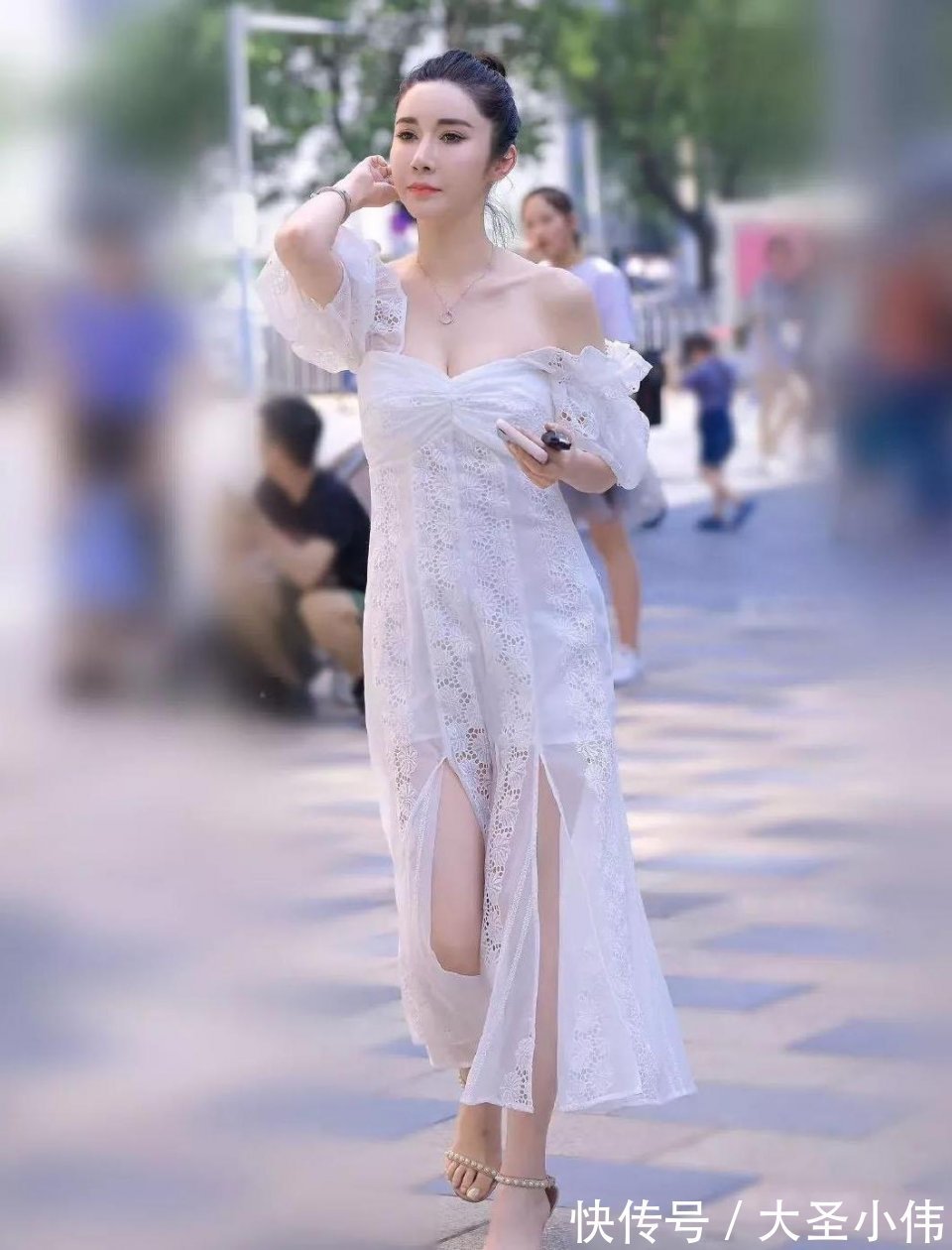 简略|美女街拍：爸爸说这样的女人最有福气，微胖姑娘为啥还这么迷人？你认为那？