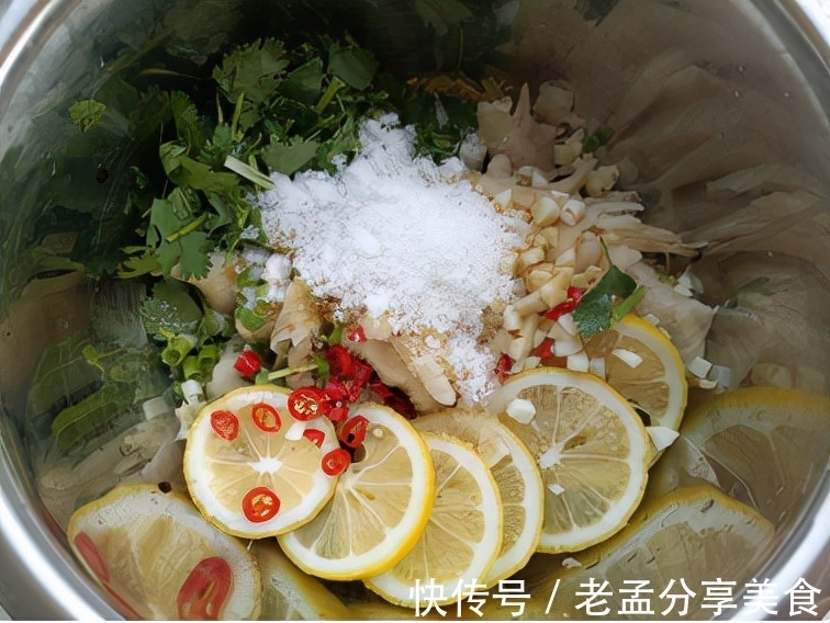 鸡爪做成小吃，还是一道下酒菜，解馋还美味