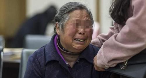 抚养|“我是姐姐,不是妈”女儿拒绝抚养弟弟,被父母告上法院