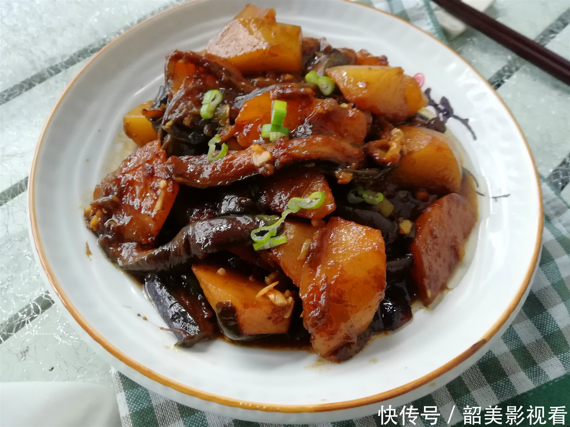 表面|茄子的家常做法最下饭,不用过油,和这个食材是绝配,软糯入味