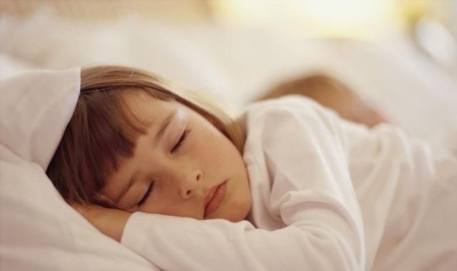 睡觉姿势|宝宝在这2个“黄金时间”睡觉，大脑不仅发育好，而且更容易长高
