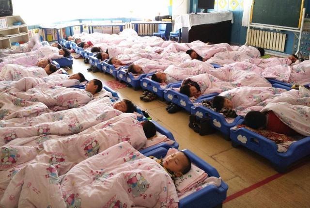 青春期|幼儿园老师将孩子午休照发至群众，家长大怒今天必须给个说法！