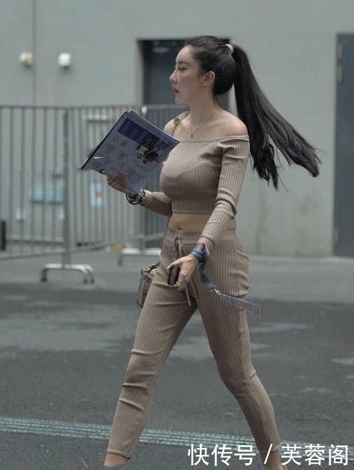 穿搭|美丽女神小姐姐,穿搭了一身漂亮的套装,展现的非常美丽漂亮