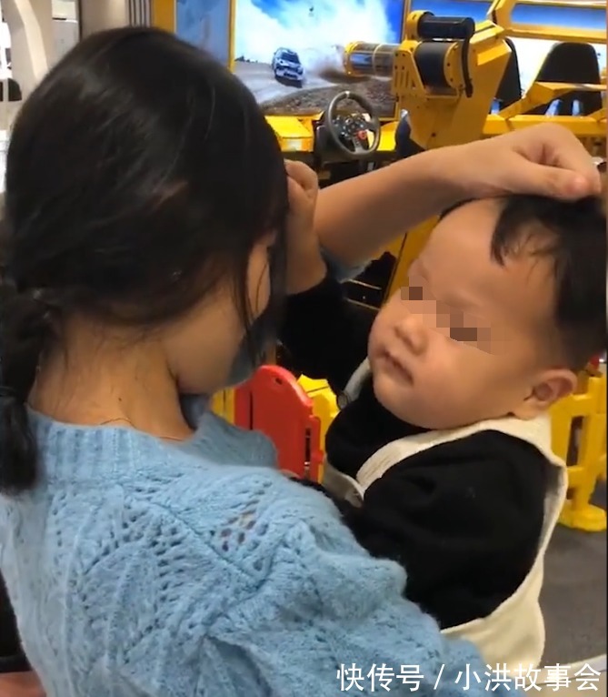 对打|都没长大2岁萌娃调皮打妈妈,90后宝妈竟和儿子对打,哭笑不得