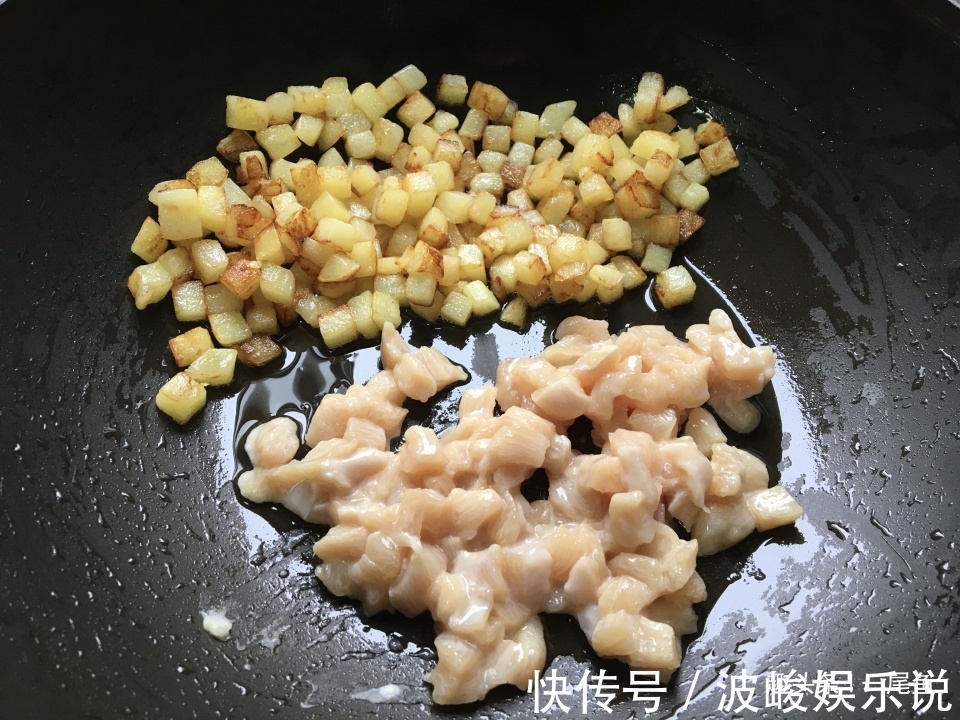 土豆和鸡肉天生一对，不加一滴水简单炒一炒，鲜美嫩滑好吃又解馋