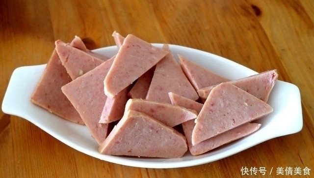 三口人的晚饭吃得清淡些,三个菜一个主食,简单易做经济实惠