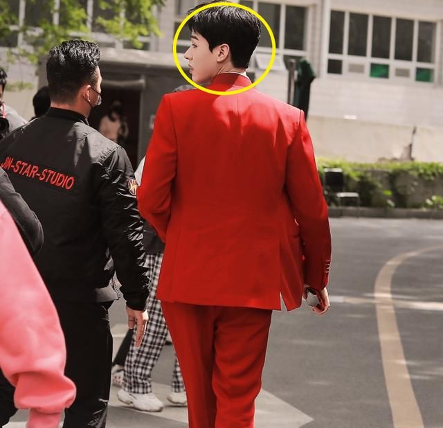 龚俊彩排遭围堵，穿大红西装太亮眼，无精修下颜值让人看呆