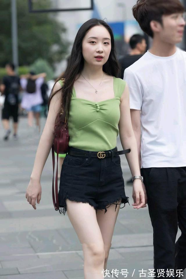 白皙|白皙的美女，果绿小衫配热裤，简约轻盈，美翻了