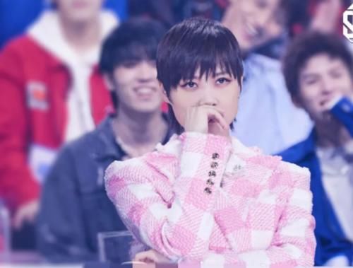 《青你3》节目组放狠招，首播话题足，人气选手余景天中途换歌