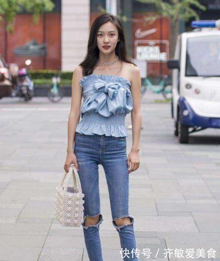 高腰 凶猛,这么紧身的牛仔裤还得往里推,网友:尴尬的癌症已经犯了