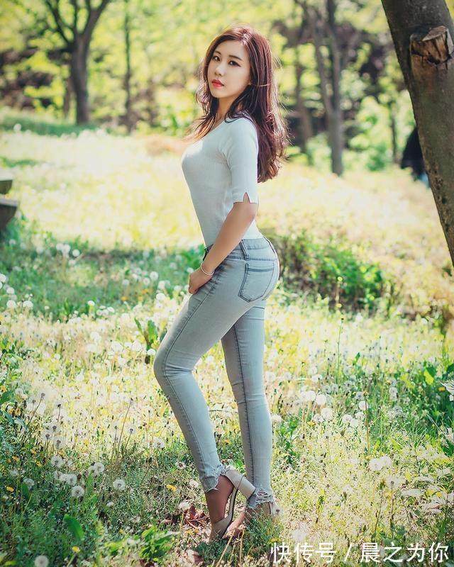 时尚 潮流时尚的牛仔裤,轻松塑造优美的线条,彰显女人的优雅气质!