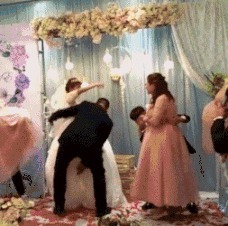 |搞笑GIF:看到妹子这个场景,真是感觉活得还不如一面墙啊