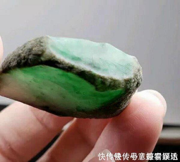 小哥花800买了一块不起眼的翡翠小料子，一刀下去后商家哭了