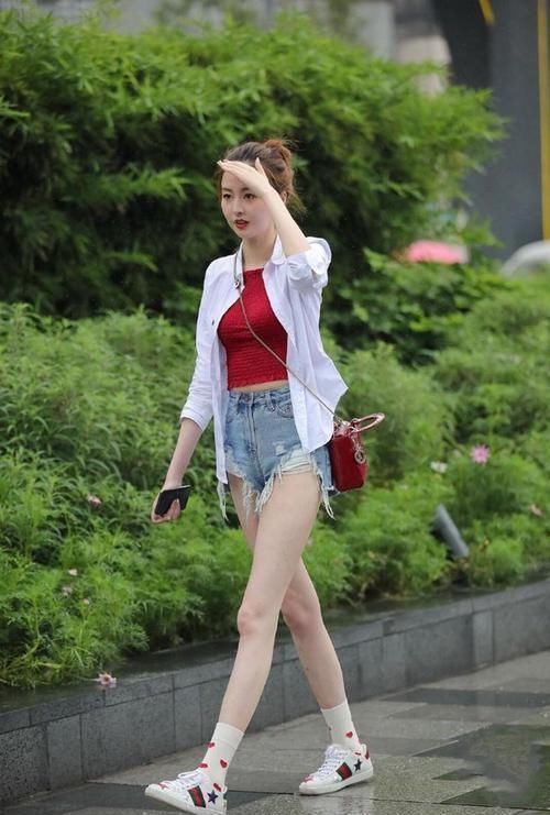 小姐姐白色上装搭配牛仔裤,穿起来清新又自然