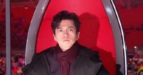 导师们|李健台上台下两个样子,台上风度潇洒,台下养生披棉袄