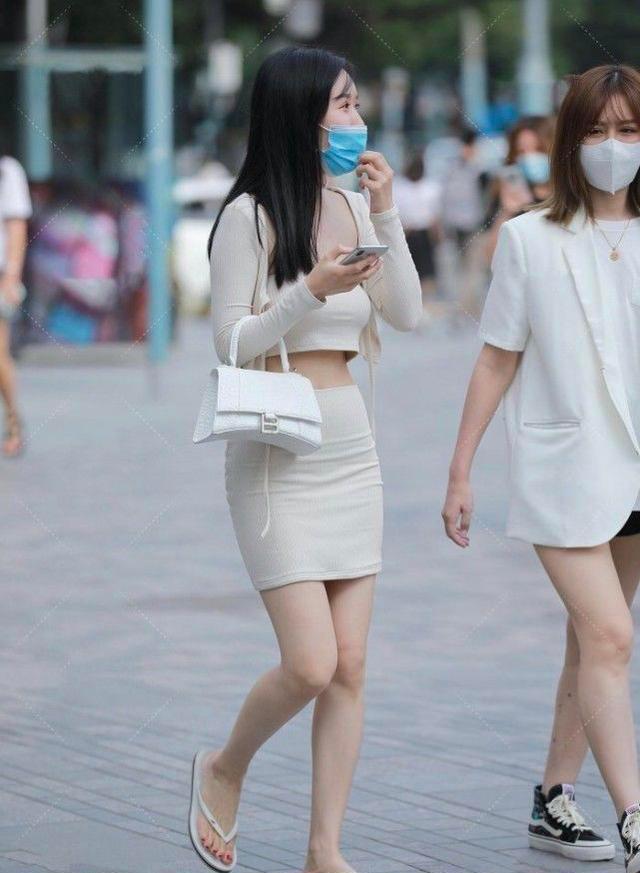 美背 全套衣服珍珠白搭配冷白小包包,气质动人,青春活力