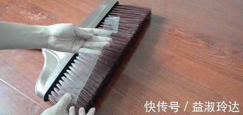 扫把|扫把上粘满了头发,试试这个方法,不脏手又方便,邻居见了纷纷学
