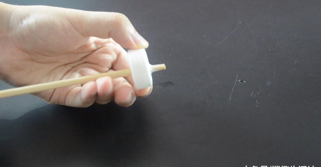 瓶盖上面戳一个洞, 没想到还有这个作用, 看完你会感谢我的