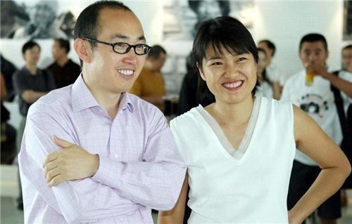 新世界|4天闪婚,将百亿家产署名美籍妻子名下,是宠妻还是转移财产