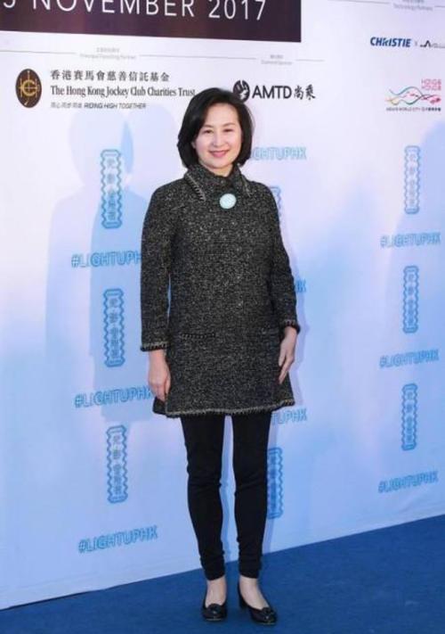 香风|何超琼穿小香风连衣裙亮相,不愧是赌王千金,端庄大气很贵气