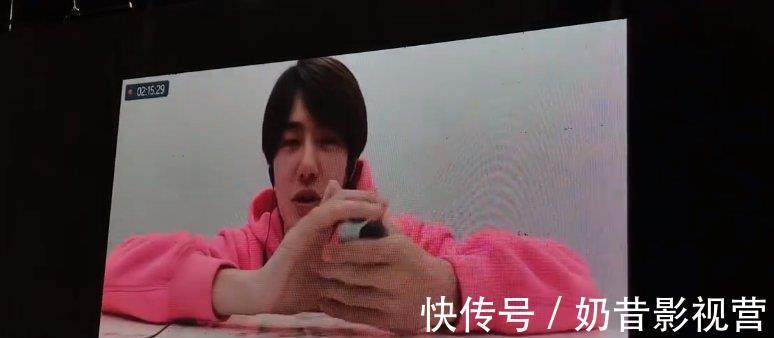 王一博线上录新节目,炫耀新魔术很有成就感,一身粉红卫衣超可爱