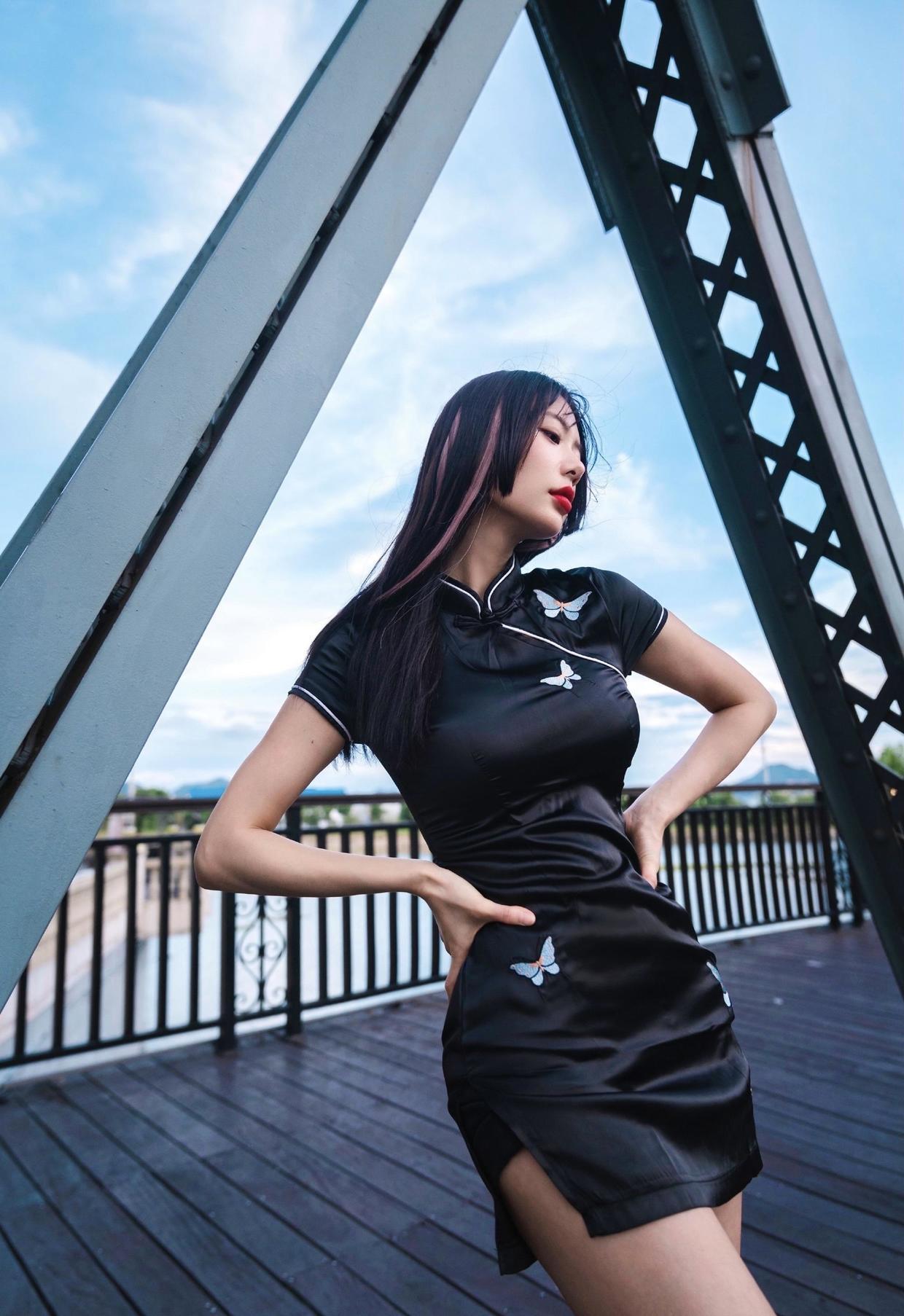 长腿|克拉拉不愧是“亚洲第一美女”,穿拼接风衣出镜,一双长腿太吸睛