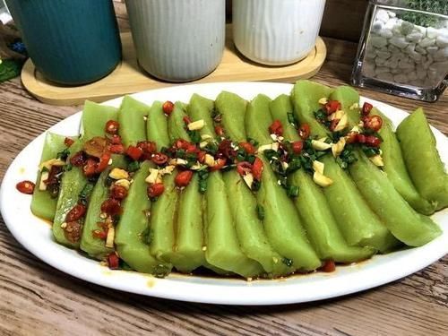 黄瓜的新做法,只需要用筷子搅一搅,拌一拌,比凉皮还好吃