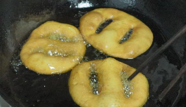 奶奶用了30年的炸油饼秘诀，金黄酥脆，个个空心，比买的好吃