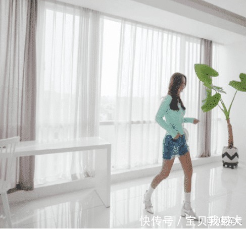 这才是真正的小麦色皮肤,美女经常去旅游吧