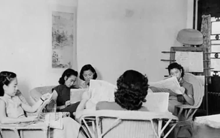 民国老照片:织毛衣的女子温婉可人,美女穿“旗袍”烫“卷发”