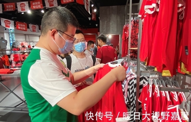lind新业态赋能体育消费,曼联梦剧场球衣首发创零售新模式